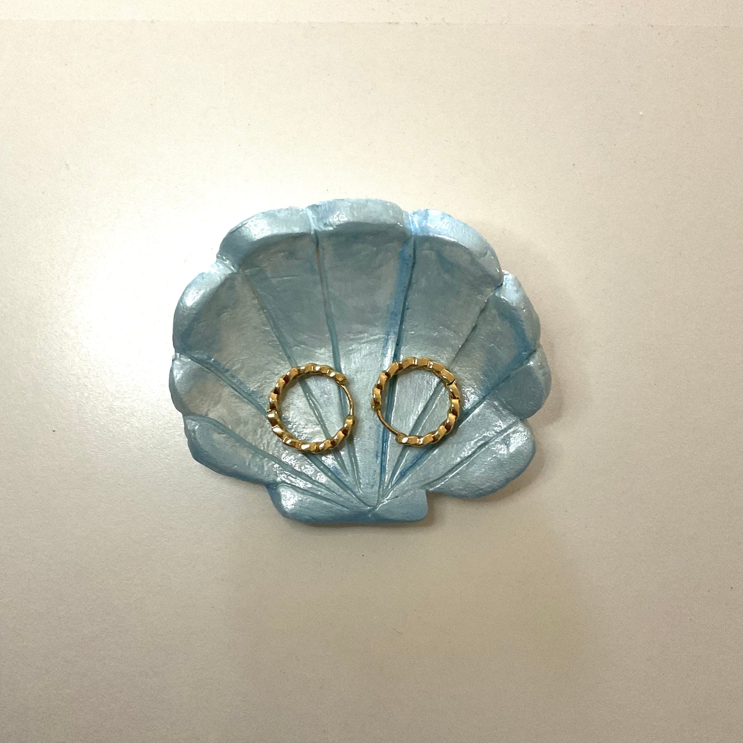 Seashell jewelry holder